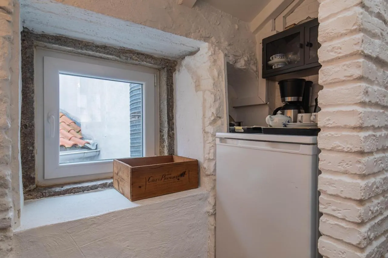 LovelyStay - Distinctive&Unique Apartment next to Sé Cathedral of Lisbon - 5 min to Chiado Portogallo