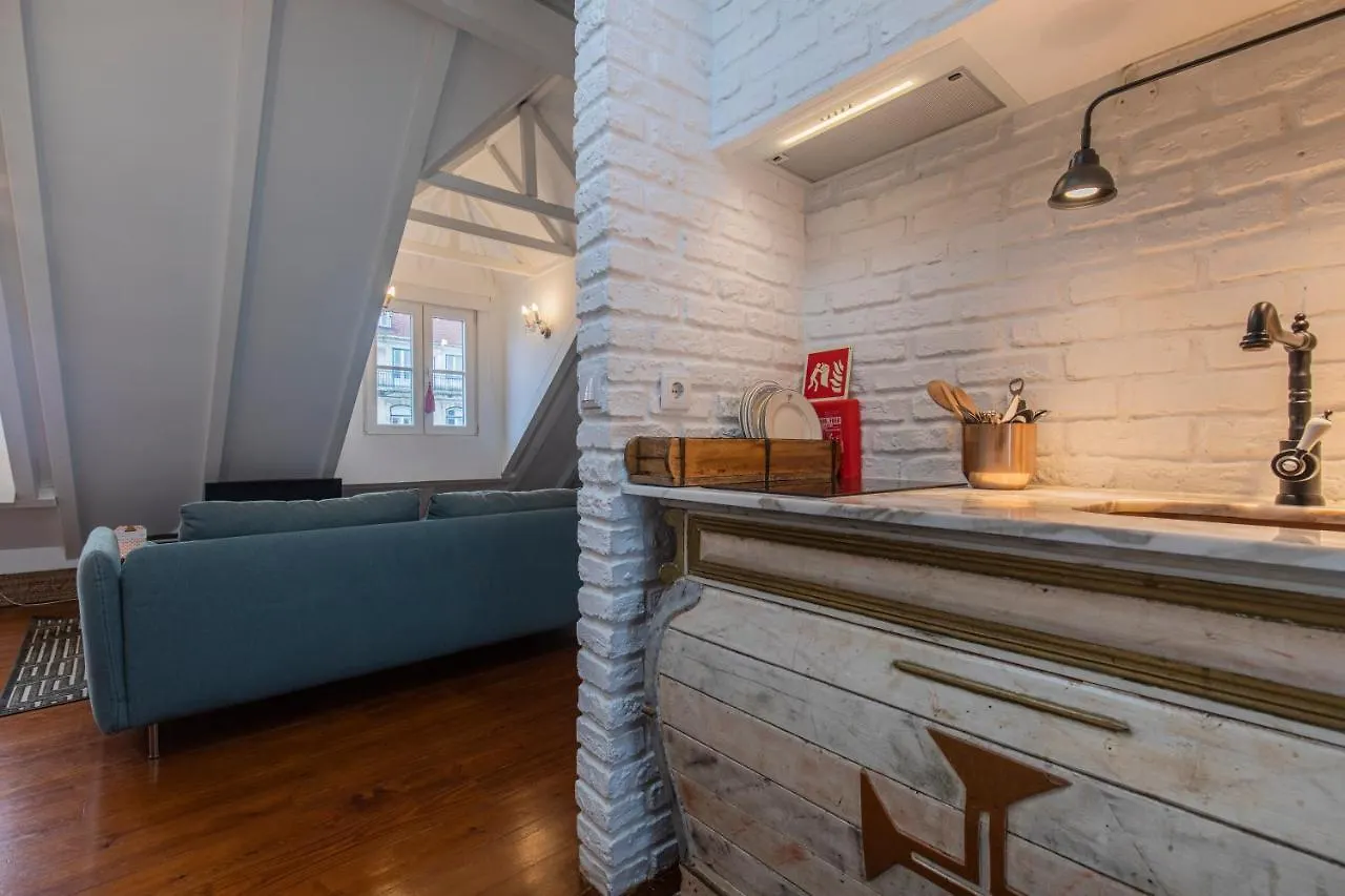 LovelyStay - Distinctive&Unique Apartment next to Sé Cathedral of Lisbon - 5 min to Chiado