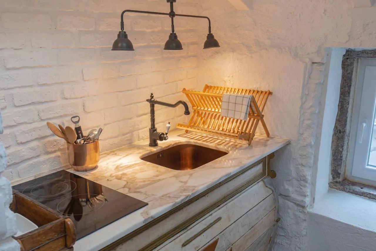 LovelyStay - Distinctive&Unique Apartment next to Sé Cathedral of Lisbon - 5 min to Chiado Portogallo